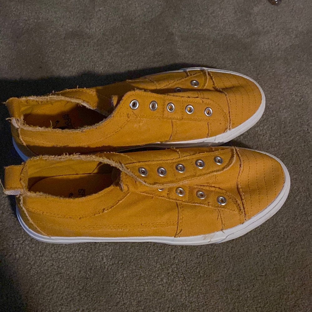 New. Tried on. Smoke free. Pet free. Size 10